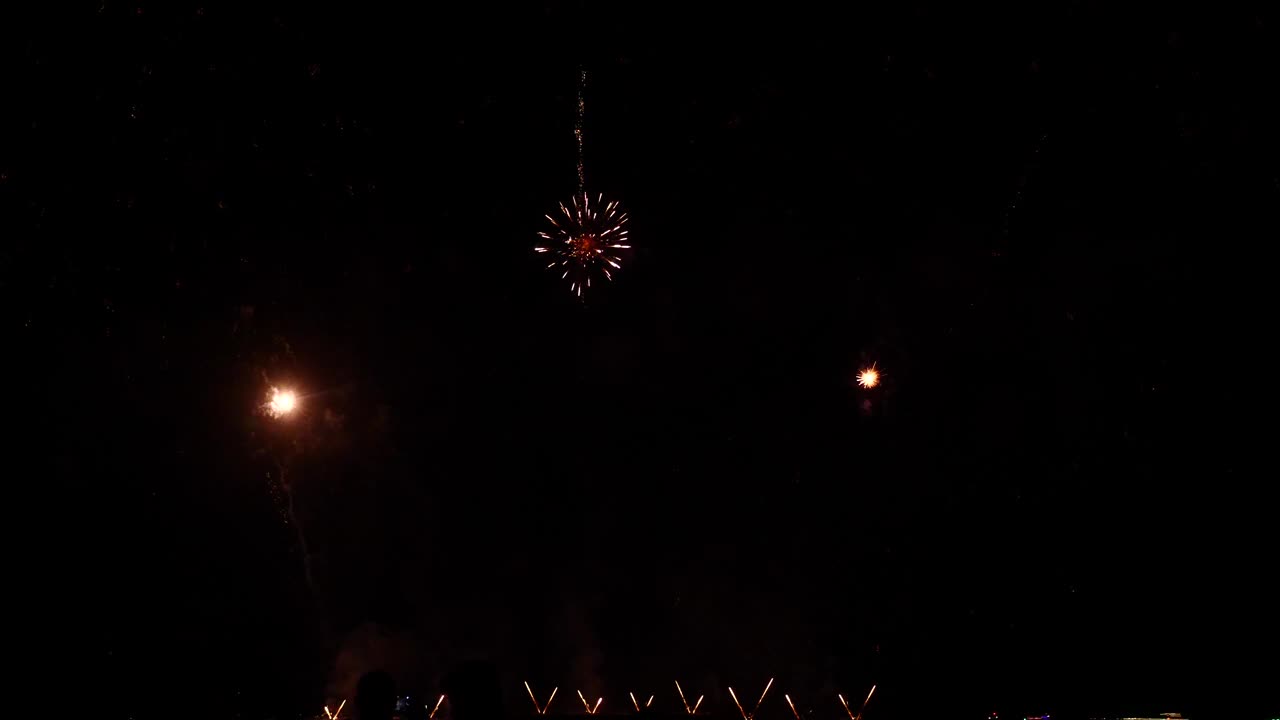 红色的烟花在晚上庆祝周年纪念，庆祝国庆节。2024年新年快乐，7月4日节日快乐。红色烟花倒计时2024年春节联欢会时间活动