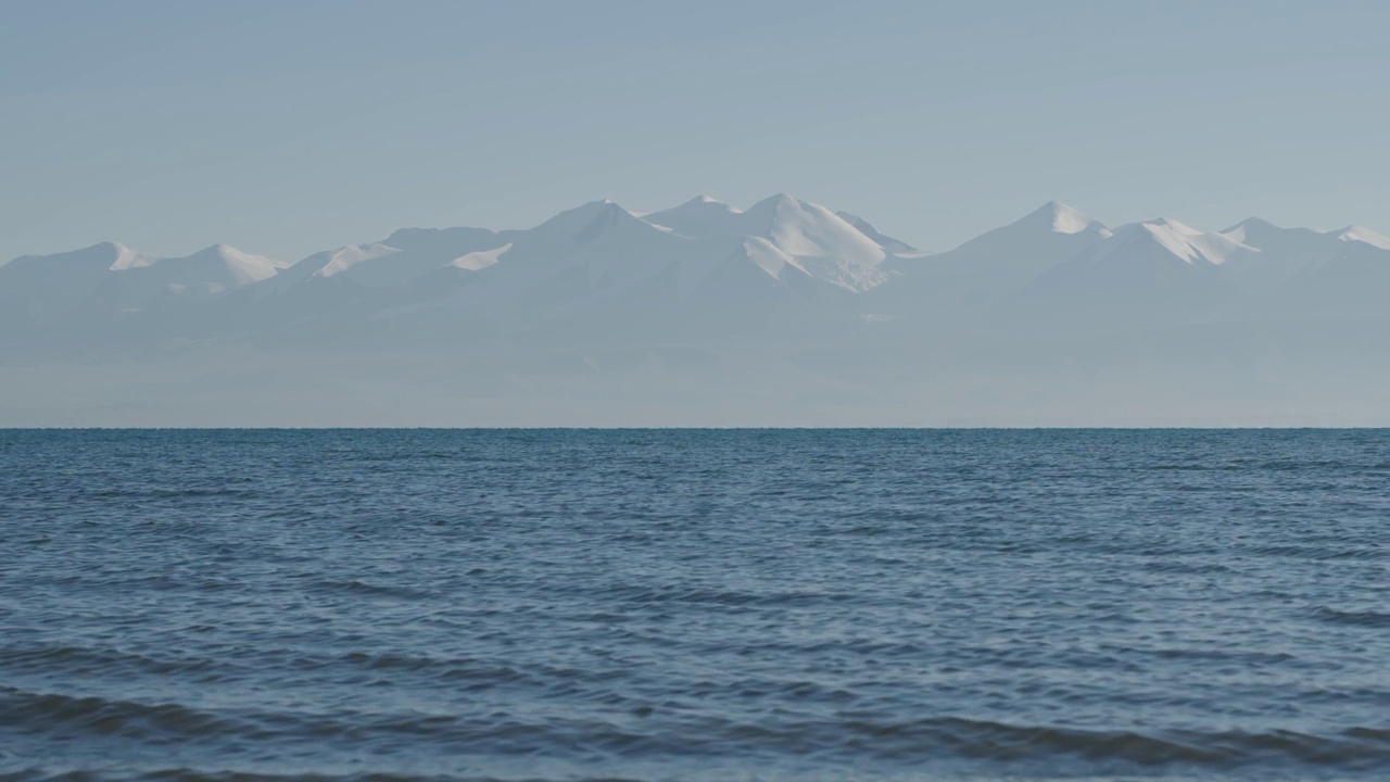 高原雪山和湖泊