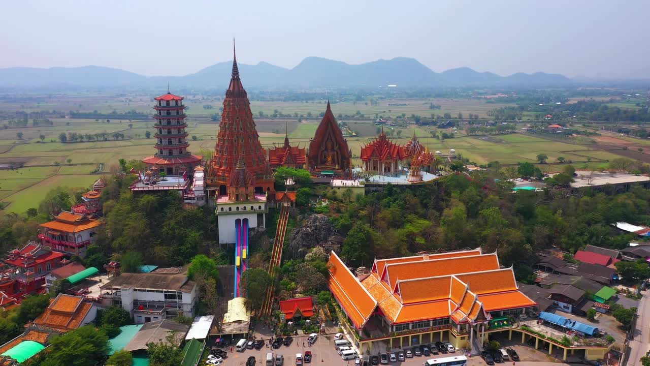 鸟瞰佛塔顶部，金佛山(Wat Tham Seua)泰国寺庙在北碧府。