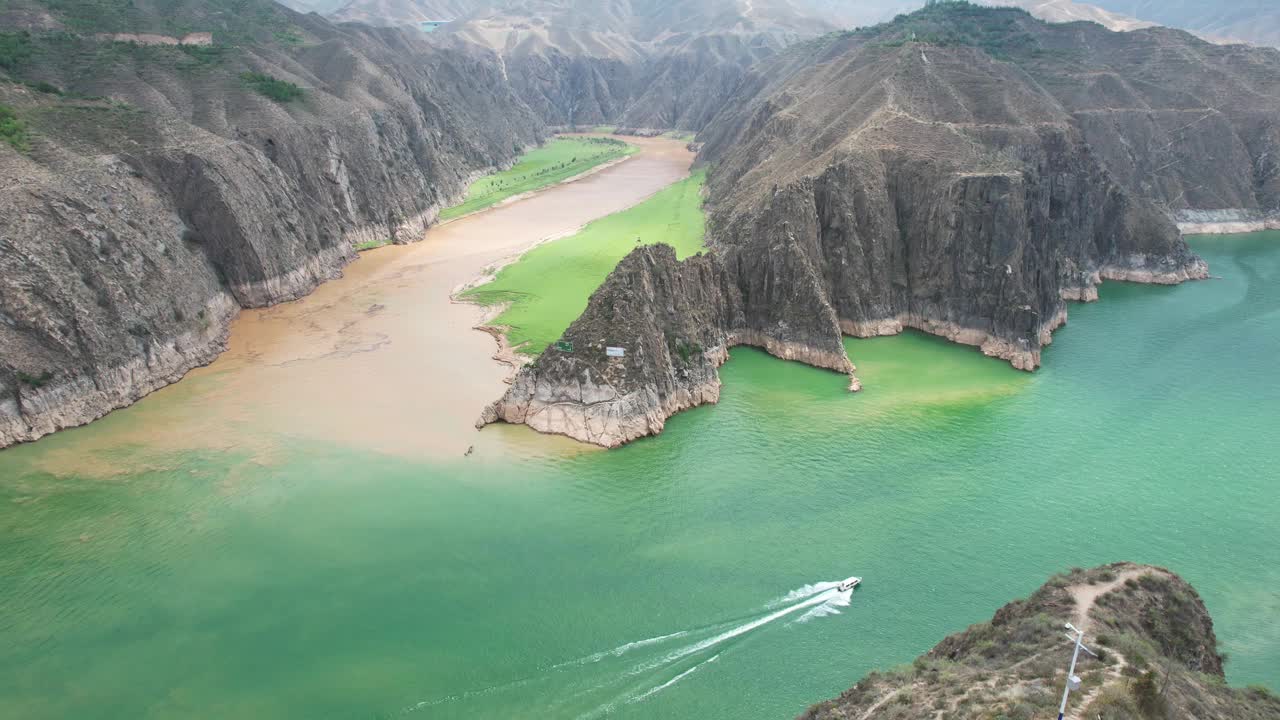 黄河河由绿变黄的鸟瞰图