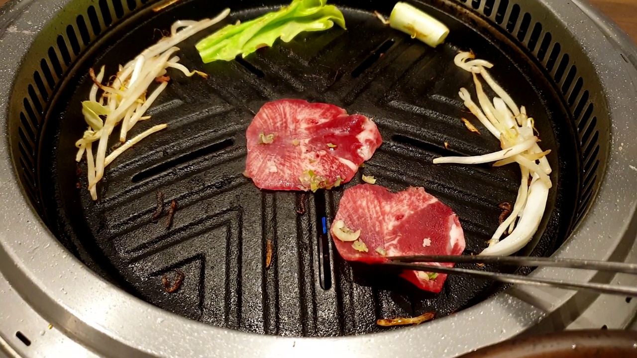 日本料理烧肉牛肉舌gyutan烧烤pov 4k