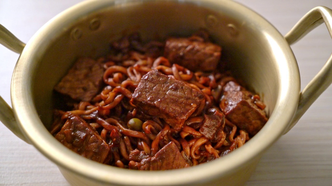 韩式黑豆辣牛肉面，韩式料理
