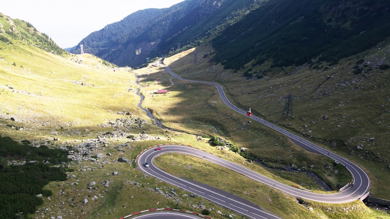 罗马尼亚喀尔巴阡山脉的transagarasan，岩石山上蜿蜒的道路。transagarasan公路罗马尼亚最长的公路山路，公路之旅。