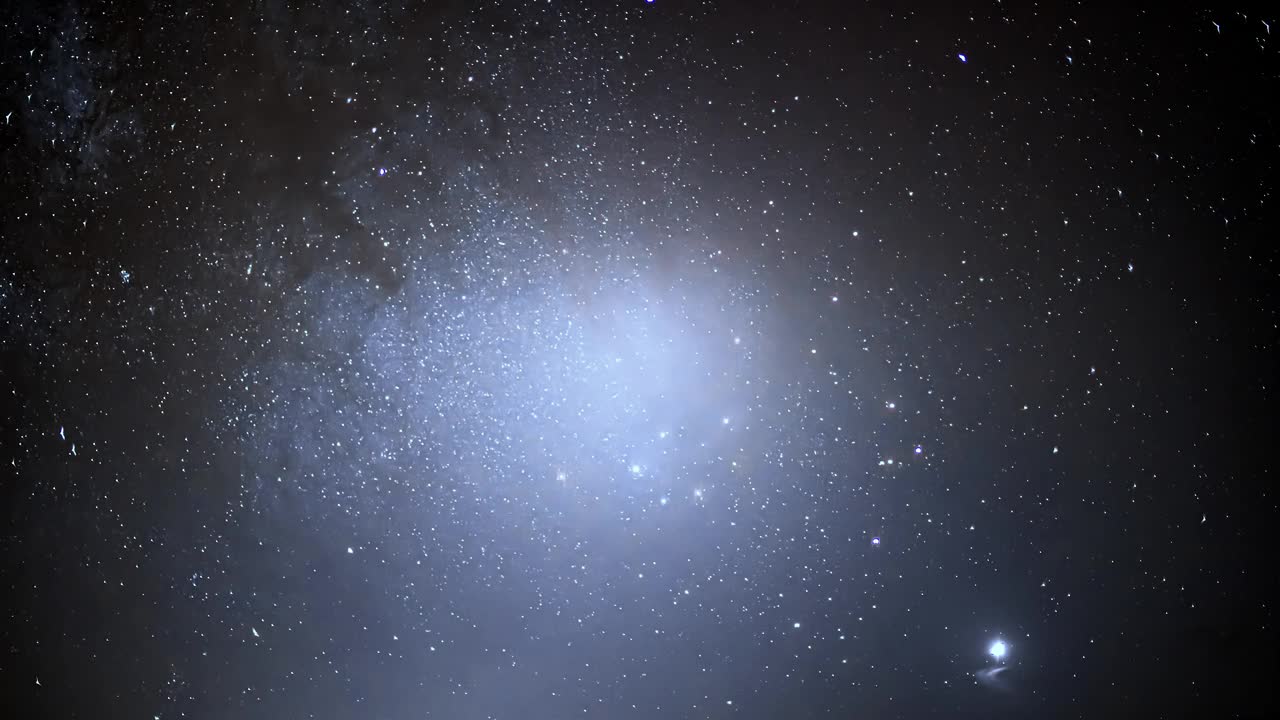 随着时间的推移，仰望星空与地球一起旋转的夜空。流星划过天空。