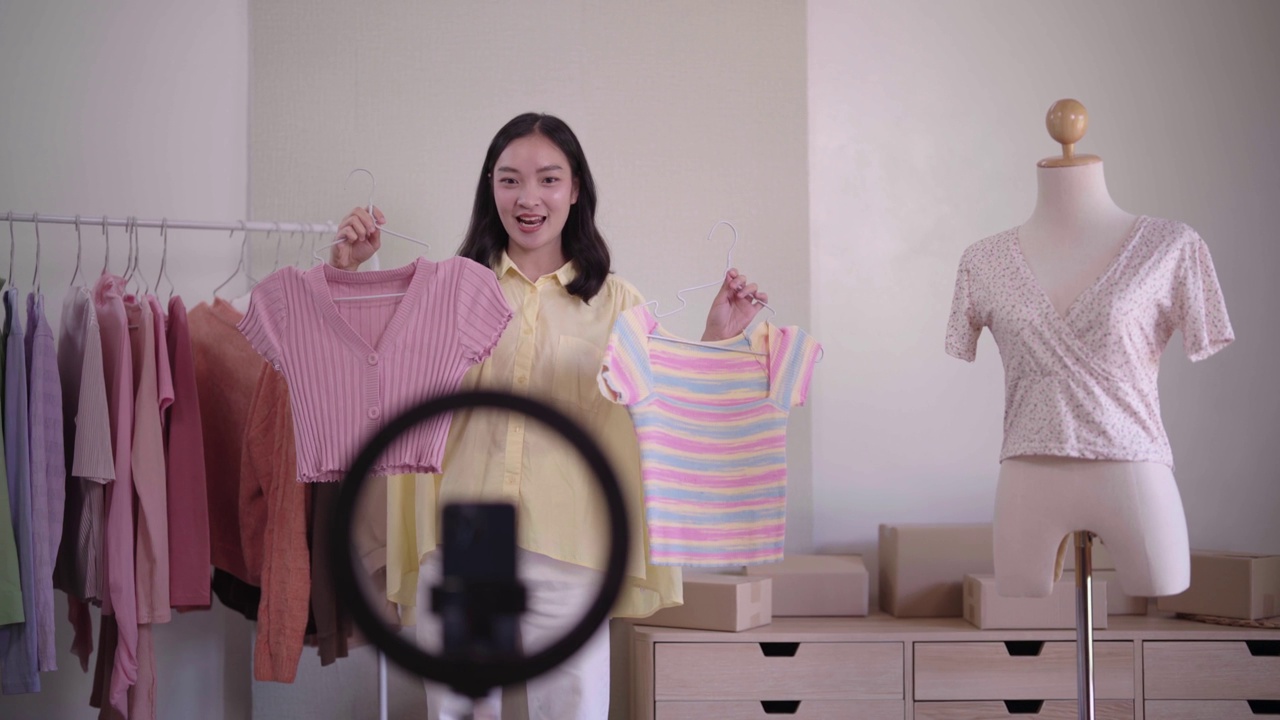 詳情圖-年輕的亞洲女士時裝展示二手服裝產(chǎn)品呈現(xiàn)細(xì)節(jié)錄制視頻直播在家辦公室創(chuàng)業(yè)小企業(yè)企業(yè)家中小企業(yè)電話營銷倉庫博客概念。
