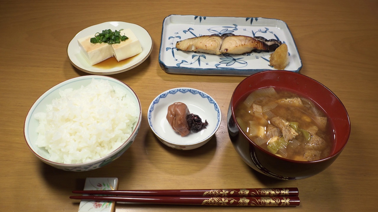 日本料理:标准的流行套餐。米饭，味噌汤，烤味噌鱼(黑鱼或黑鳕鱼)。