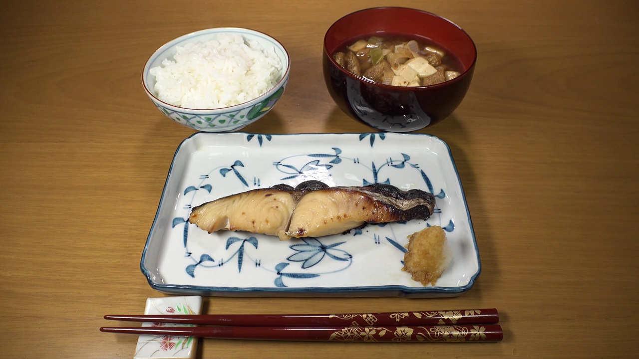 日本料理:标准的流行套餐。米饭，味噌汤，烤味噌鱼(黑鱼或黑鳕鱼)。