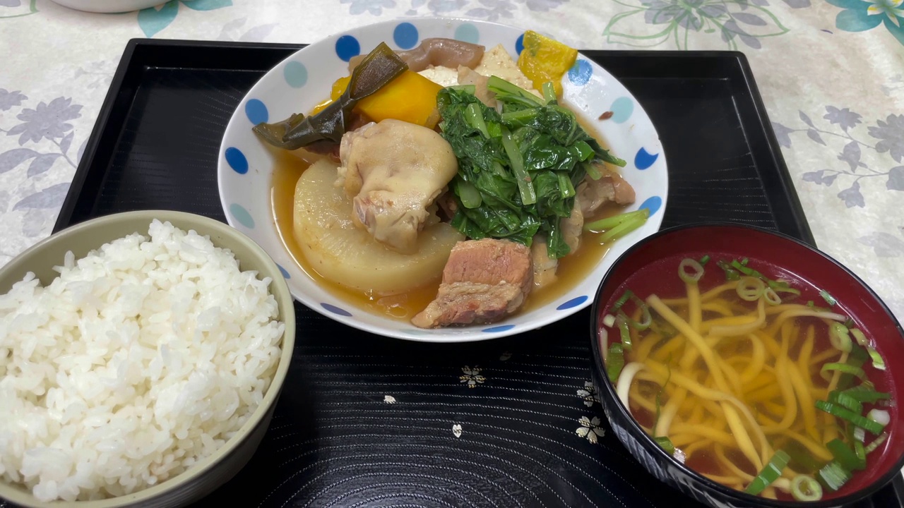 日本冲绳:冲绳传统美食“Nitsuke(肉、豆腐和蔬菜等，用甜酱油炖或煮)”。