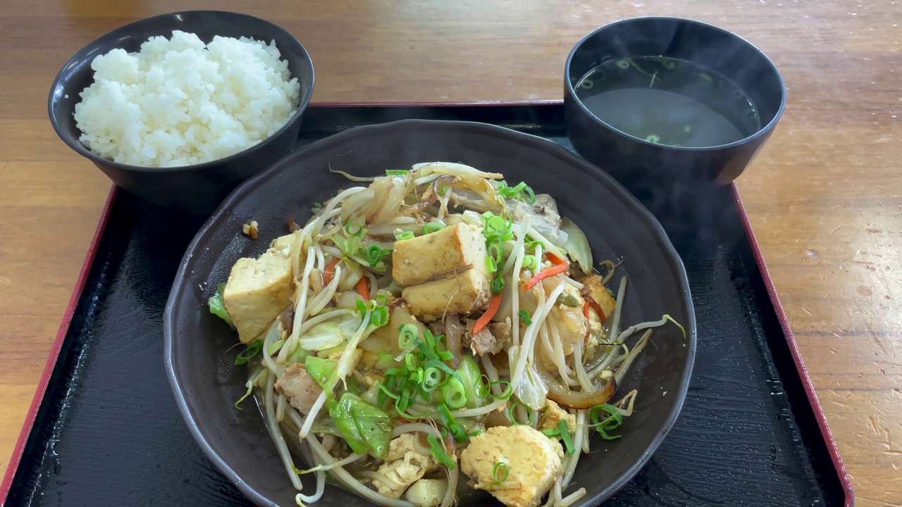 日本冲绳:冲绳传统美食“豆腐炒饭”(豆腐、鸡蛋、猪肉和蔬菜一起炒)。