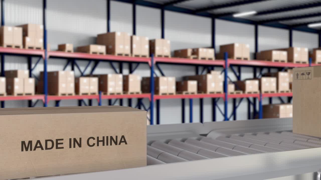 中国制造进出口概念。滚筒输送机上装着中国产品的纸箱