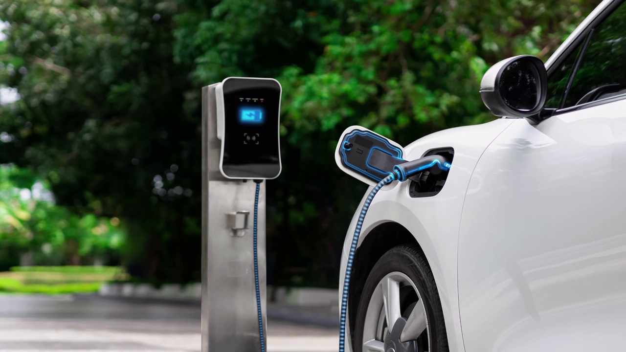 未來(lái)智能電動(dòng)汽車充電器為電池充電。細(xì)讀