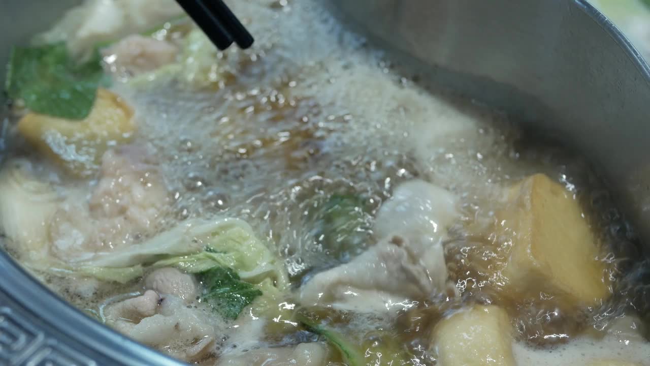 中式涮锅，锅中有蔬菜