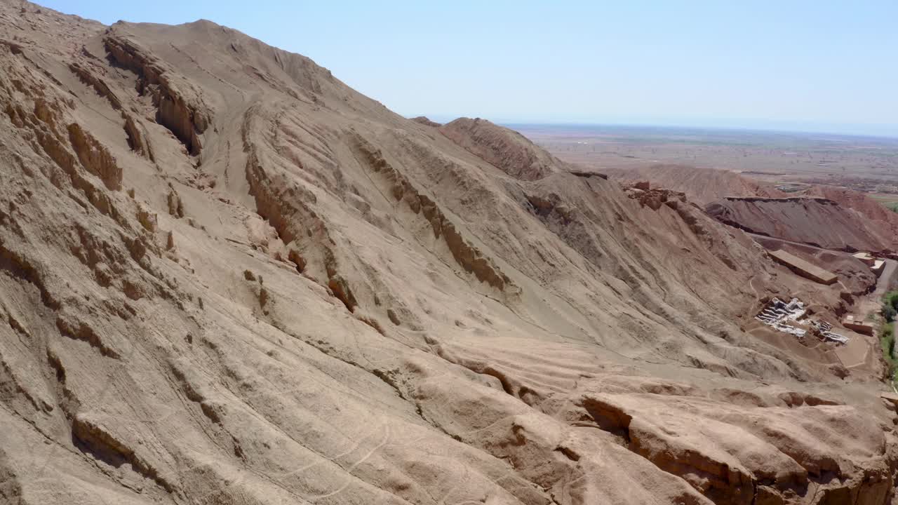 看看中国新疆火焰山的美景