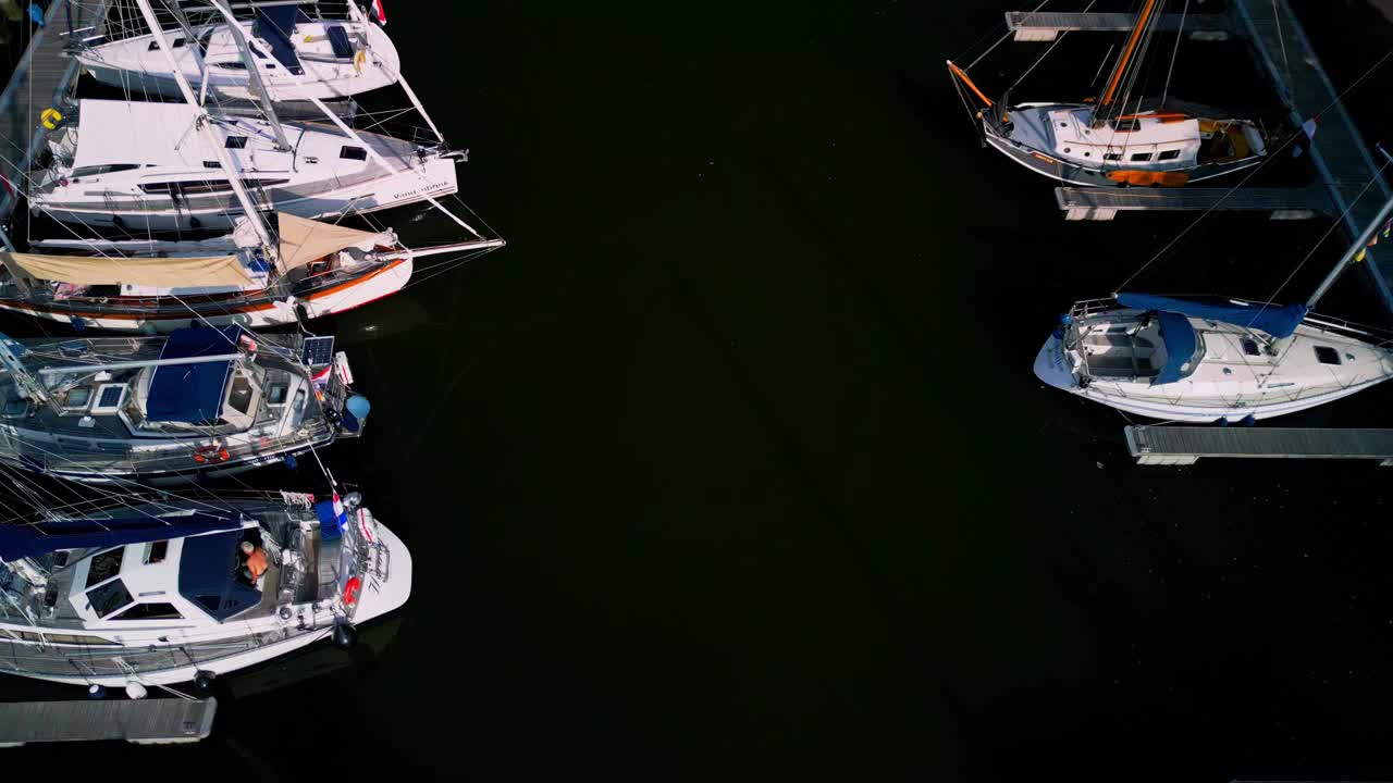 停泊在北海海上小镇码头的游艇和渔船