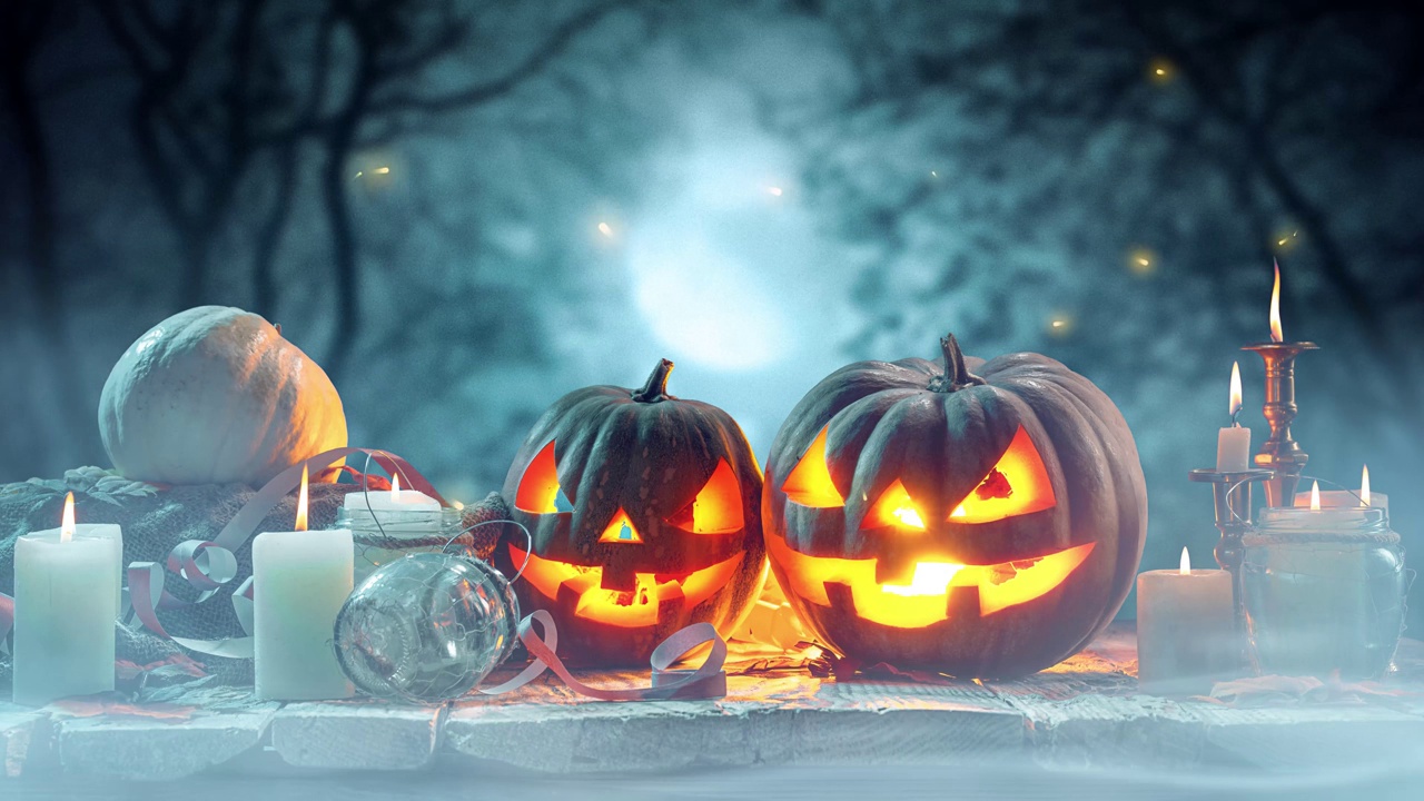 詳情圖-兩個雕刻好的南瓜放在桌子上，在黑暗、霧蒙蒙的森林背景上放著許多蠟燭?？植赖囊雇怼Ｈf圣節(jié)