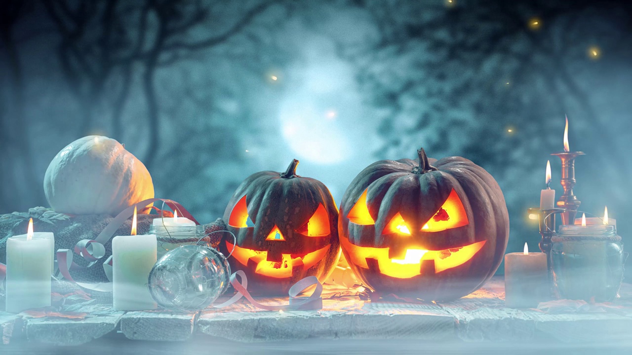 詳情圖-兩個雕刻好的南瓜放在桌子上，在黑暗、霧蒙蒙的森林背景上放著許多蠟燭?？植赖囊雇?。萬圣節(jié)