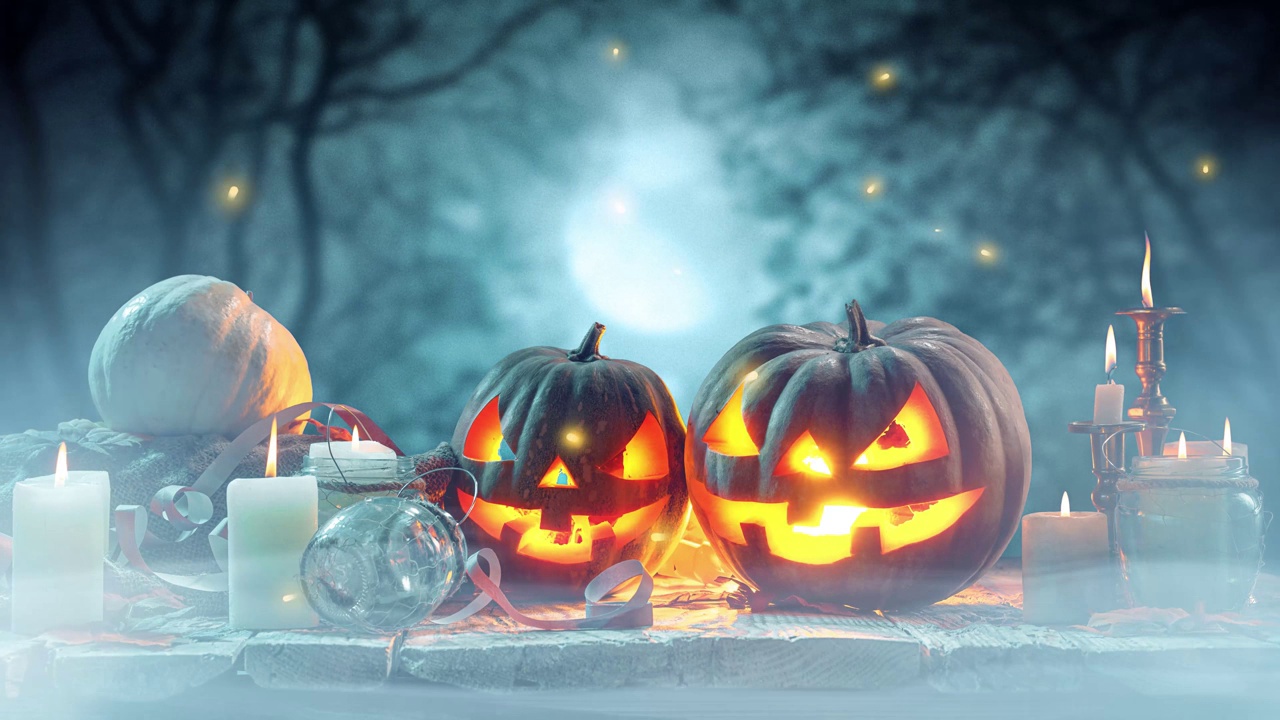 詳情圖-兩個雕刻好的南瓜放在桌子上，在黑暗、霧蒙蒙的森林背景上放著許多蠟燭。恐怖的夜晚。萬圣節(jié)