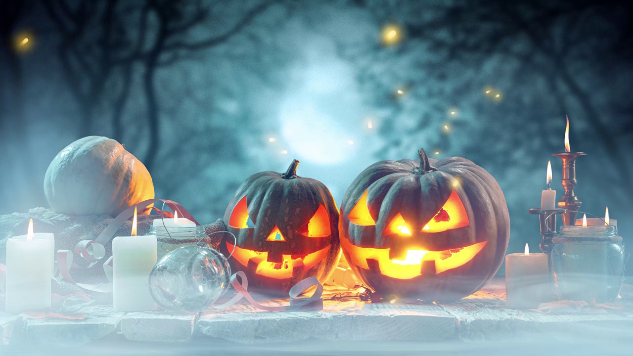 詳情圖-兩個雕刻好的南瓜放在桌子上，在黑暗、霧蒙蒙的森林背景上放著許多蠟燭?？植赖囊雇?。萬圣節(jié)