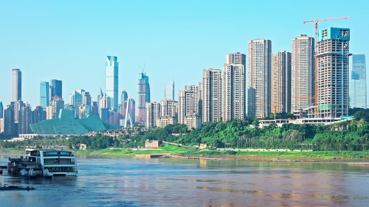 晴天的重庆城市天际线和江景