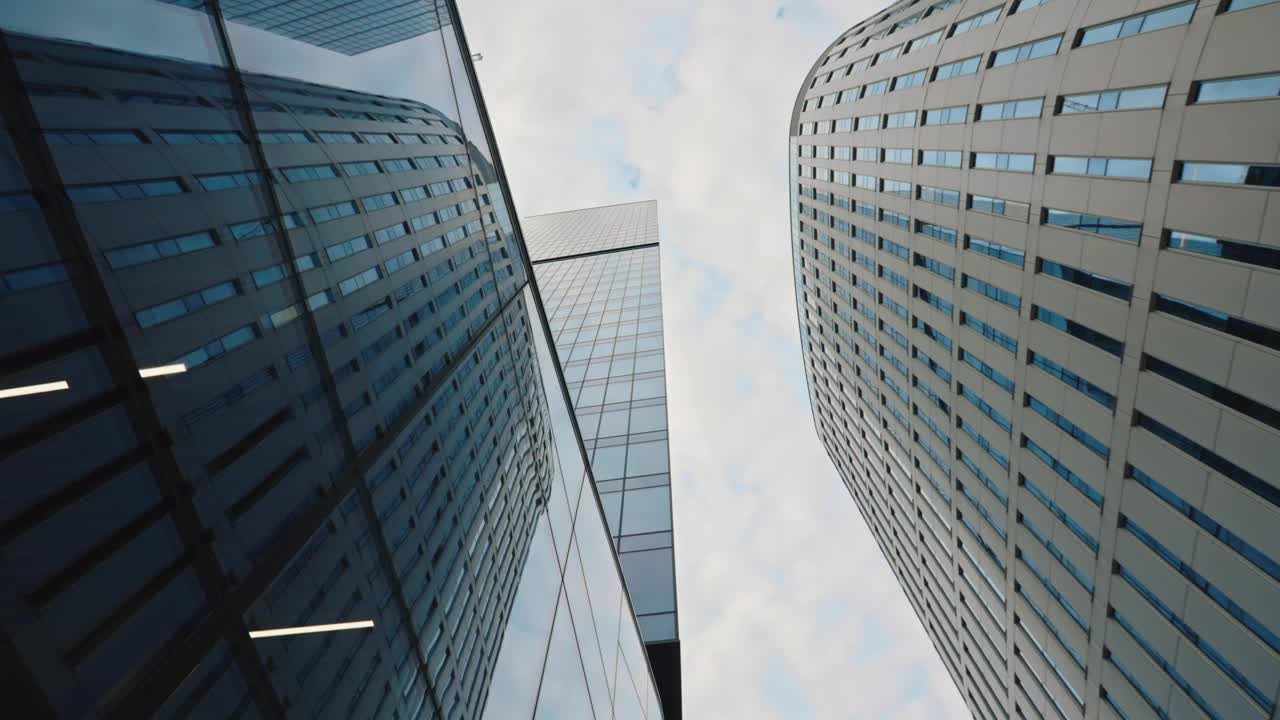 仰望市中心的摩天大楼，金融区的现代高层写字楼