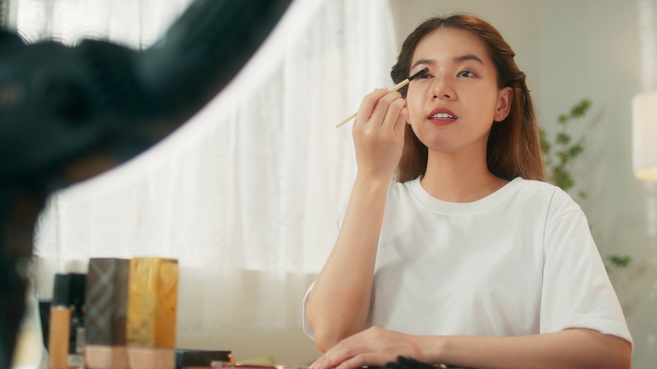 詳情圖-有吸引力的年輕亞洲女性網(wǎng)紅在移動應(yīng)用程序上在線直播分享化妝技巧