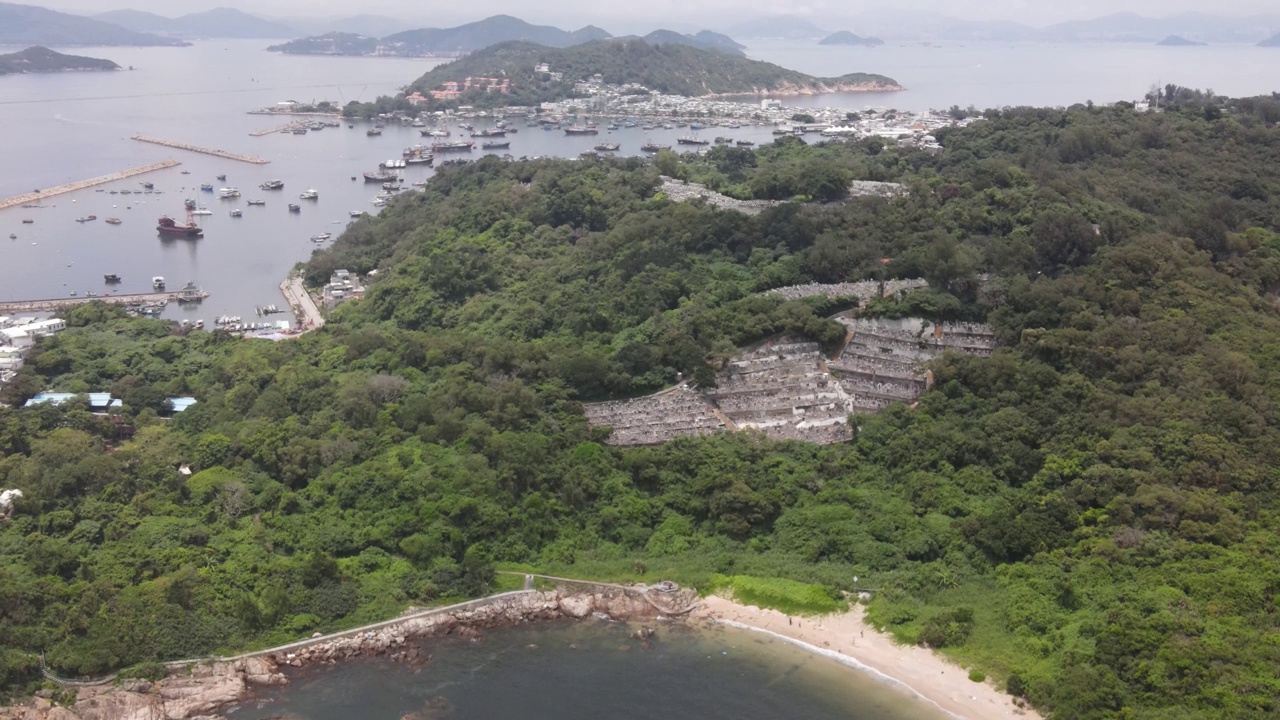 从多岩石的海岸线空中拍摄，展现香港长洲的全岛景观