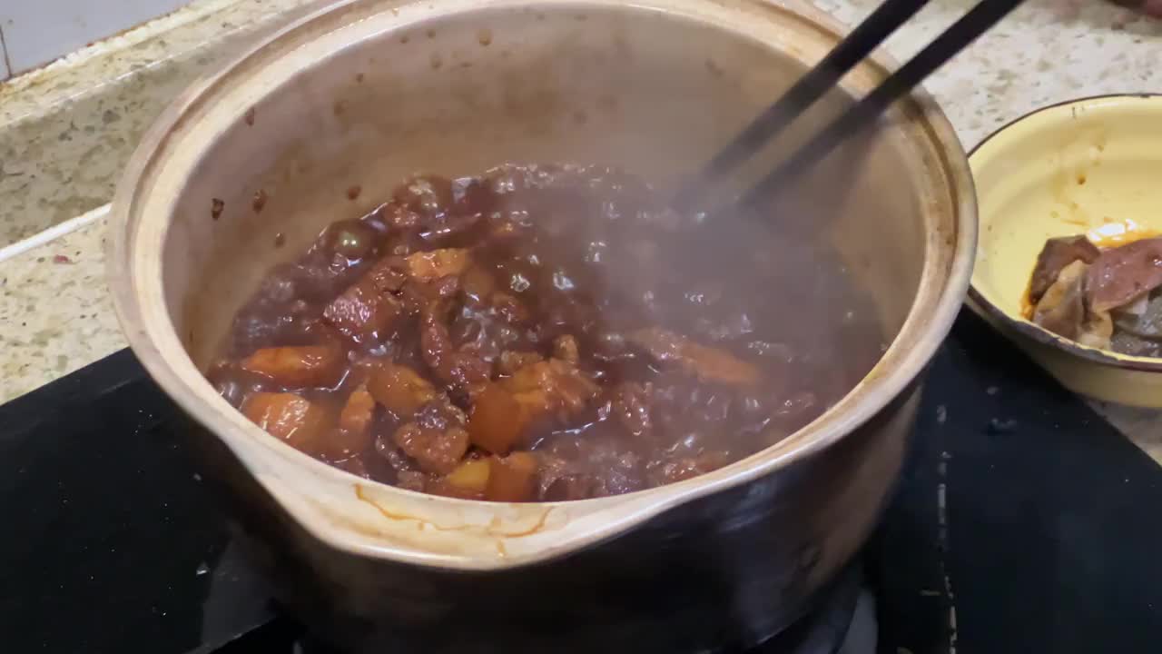 厨师在陶罐里煮台湾红烧肉