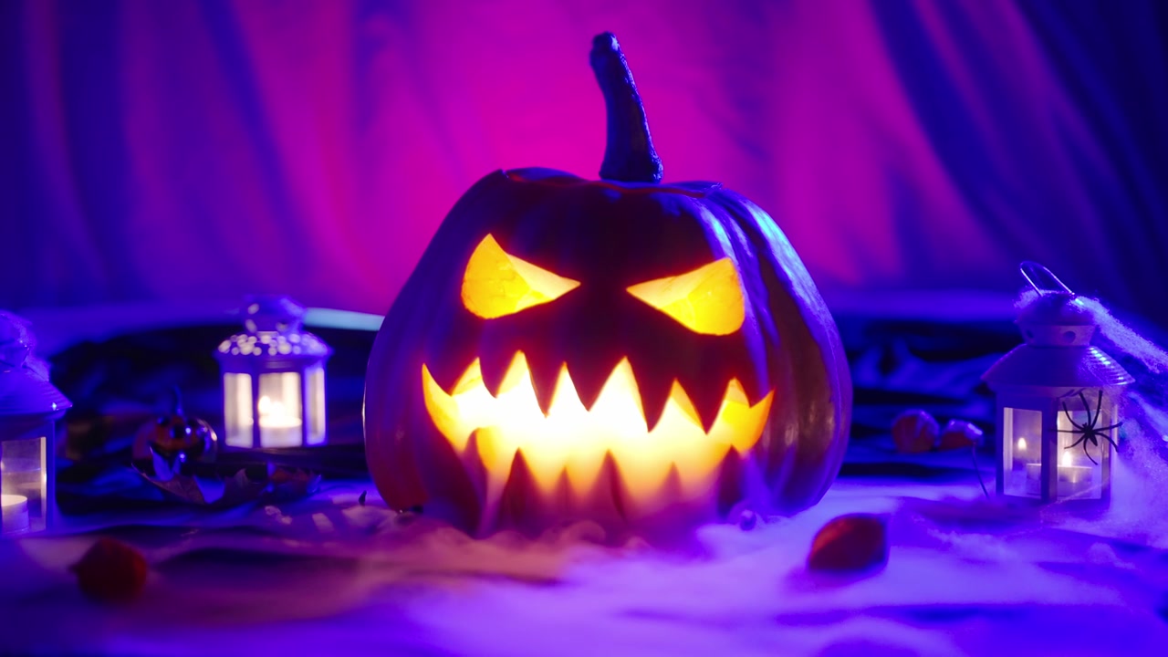 詳情圖-萬(wàn)圣節(jié)南瓜有發(fā)光的眼睛和一個(gè)惡意的微笑釋放煙霧