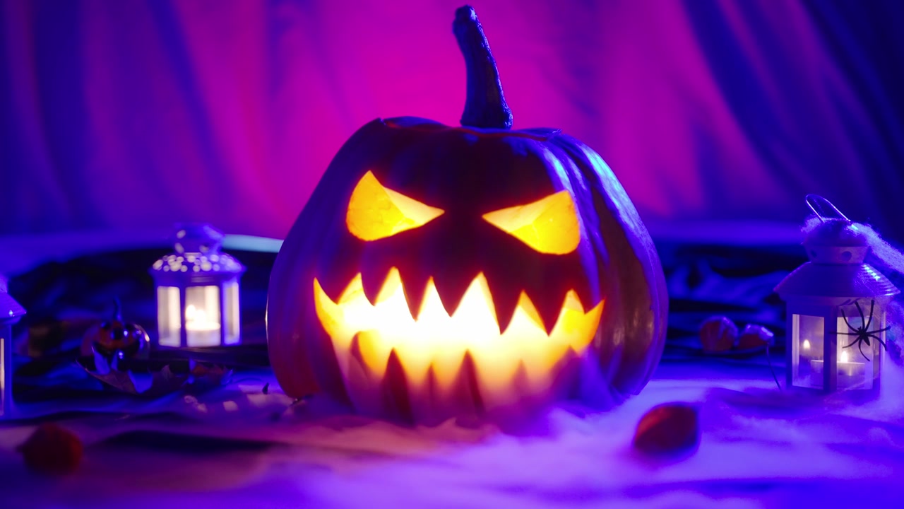 詳情圖-萬(wàn)圣節(jié)南瓜有發(fā)光的眼睛和一個(gè)惡意的微笑釋放煙霧