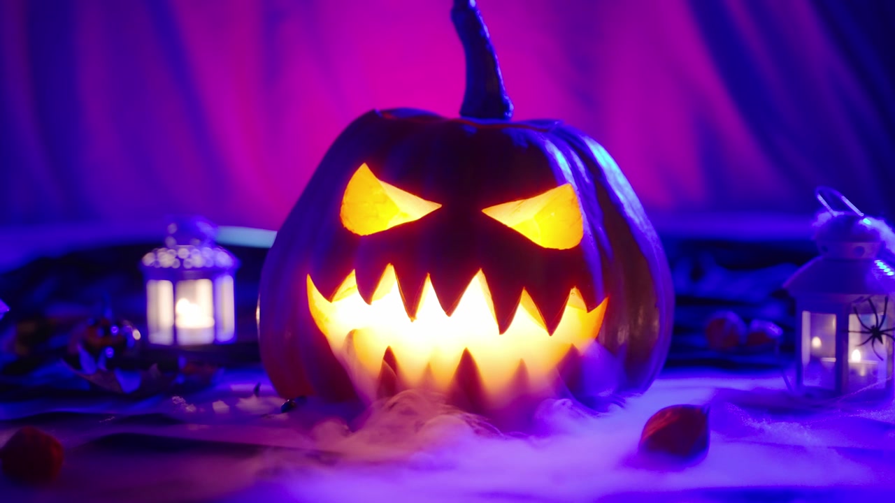 詳情圖-萬(wàn)圣節(jié)南瓜有發(fā)光的眼睛和一個(gè)惡意的微笑釋放煙霧