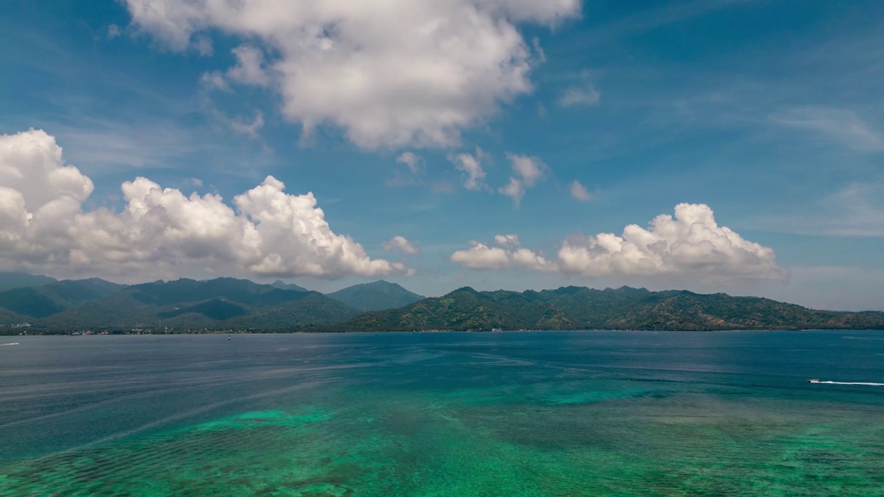 詳情圖-美麗的海洋和島嶼與云在地平線上的時(shí)間推移。熱帶旅游目的地飛行超延時(shí)。海灘和云景在晴天。藍(lán)色背景上的叢林樹(shù)木。海上景觀