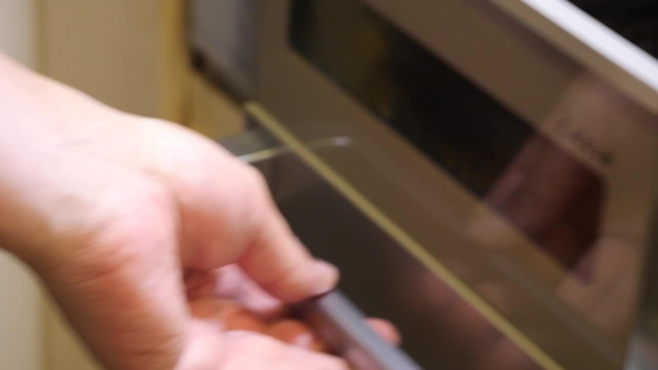 烤黄尾鱼颊肉。撒盐的视频。