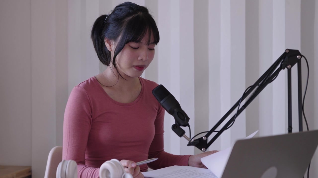 詳情圖-快樂的亞洲婦女設(shè)置播客工作室戴著耳機(jī)錄制播客與麥克風(fēng)專業(yè)設(shè)備的廣播在線直播在家庭工作室