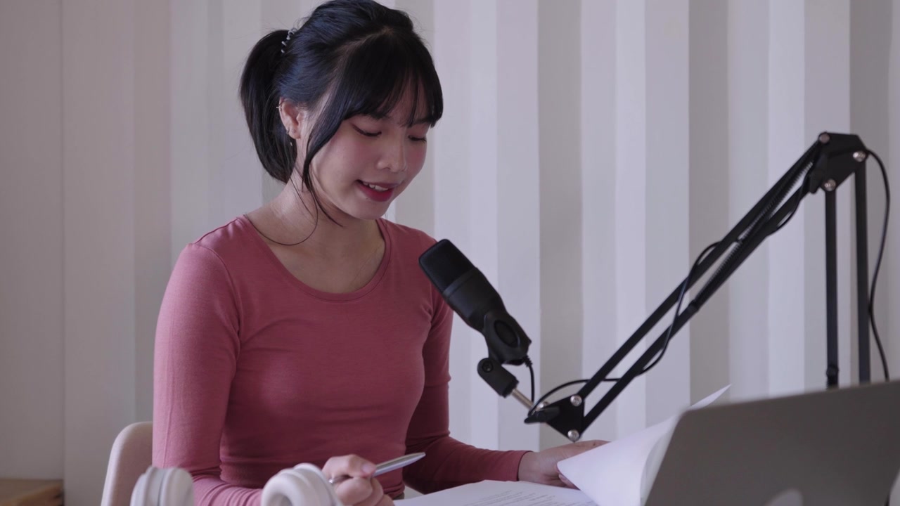 詳情圖-快樂的亞洲婦女設(shè)置播客工作室戴著耳機(jī)錄制播客與麥克風(fēng)專業(yè)設(shè)備的廣播在線直播在家庭工作室