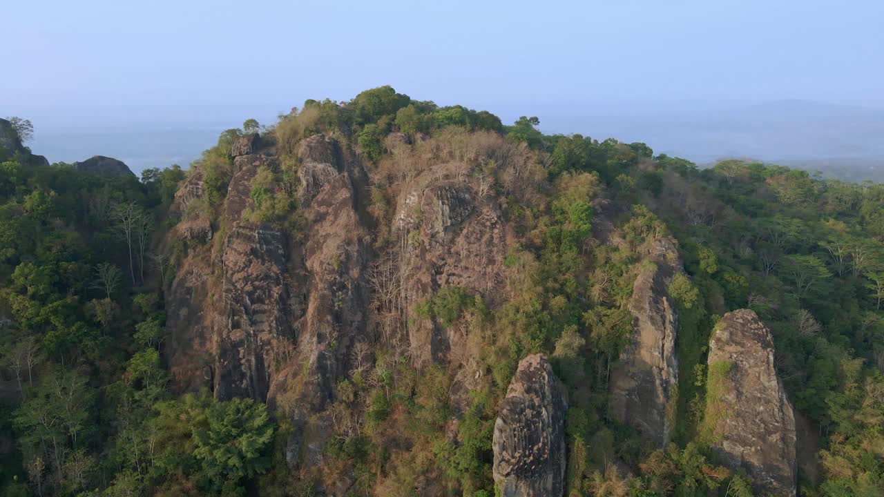 空中回调拍摄的古代火山在日惹，印度尼西亚在阴天