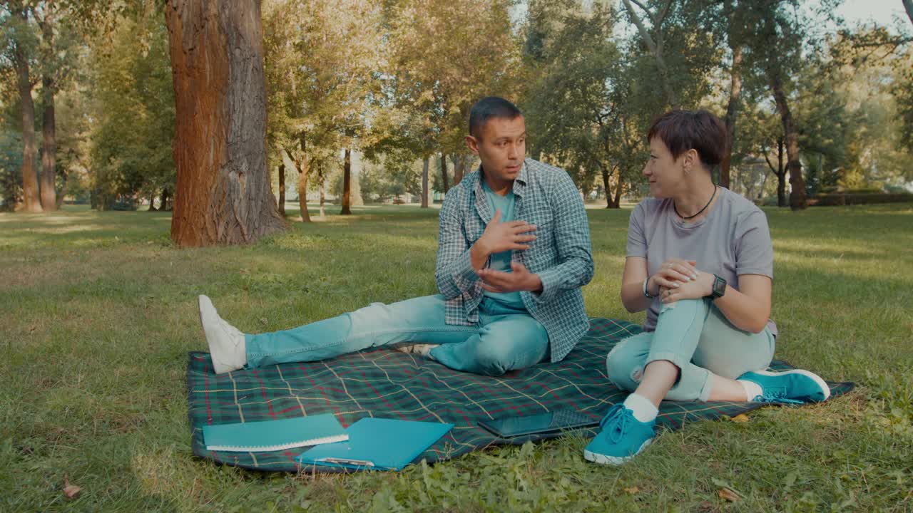 照顾听障的女儿在公园给父母送外卖