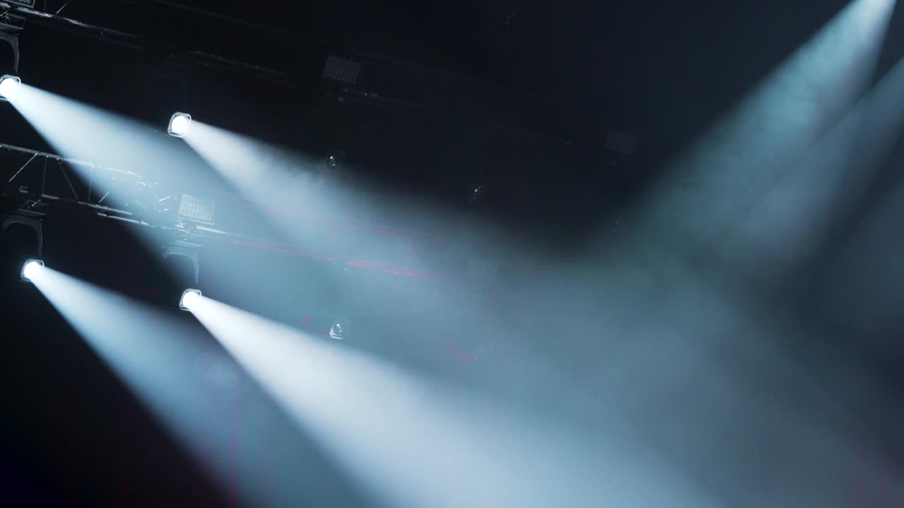 剧场灯光表演。舞台照明效果。聚光灯投影仪照亮场景