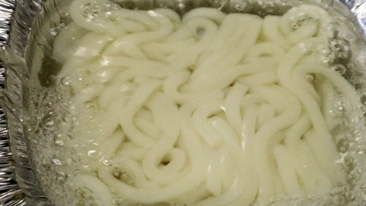 料理日本乌冬面的视频