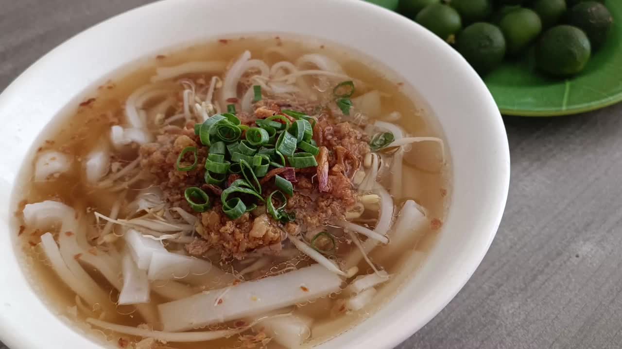 典型中国菜的特写，瓜寮肉汤加上额外的猪肉调味料，炒洋葱，豆芽和葱