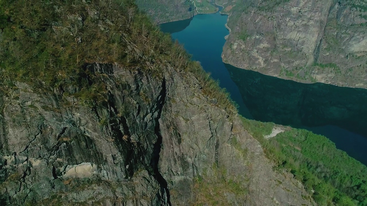 挪威的森林山和湖水，鸟瞰全景
