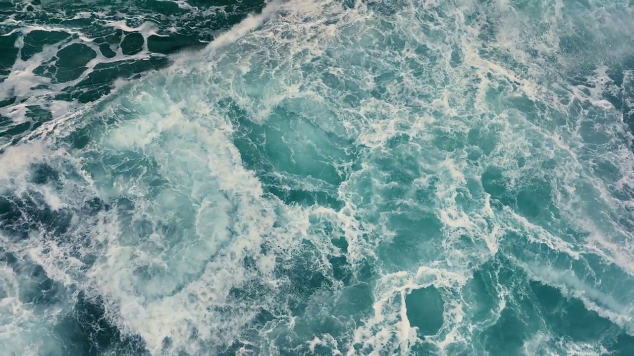 详情图-空中俯瞰的海洋风暴海浪。大海的海浪与白色的泡沫和蓝色的水。慢镜头，4K