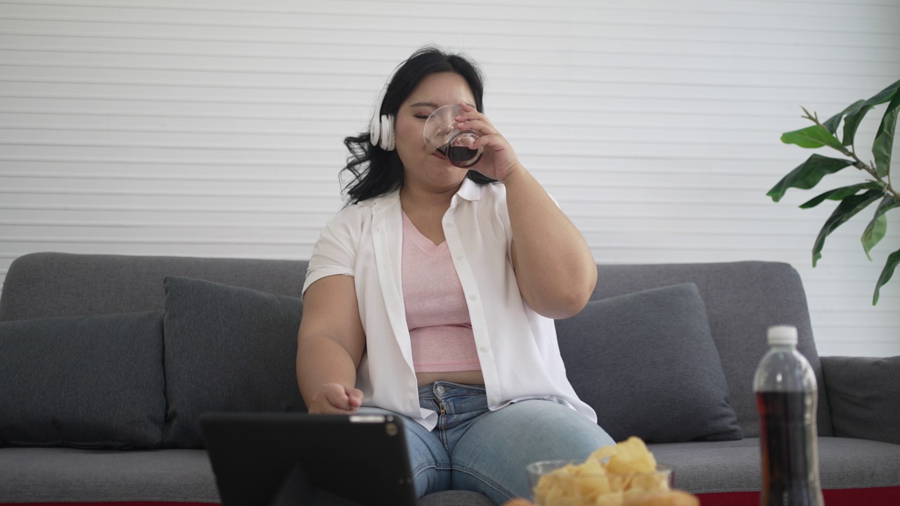 大码女人在吃垃圾食品。