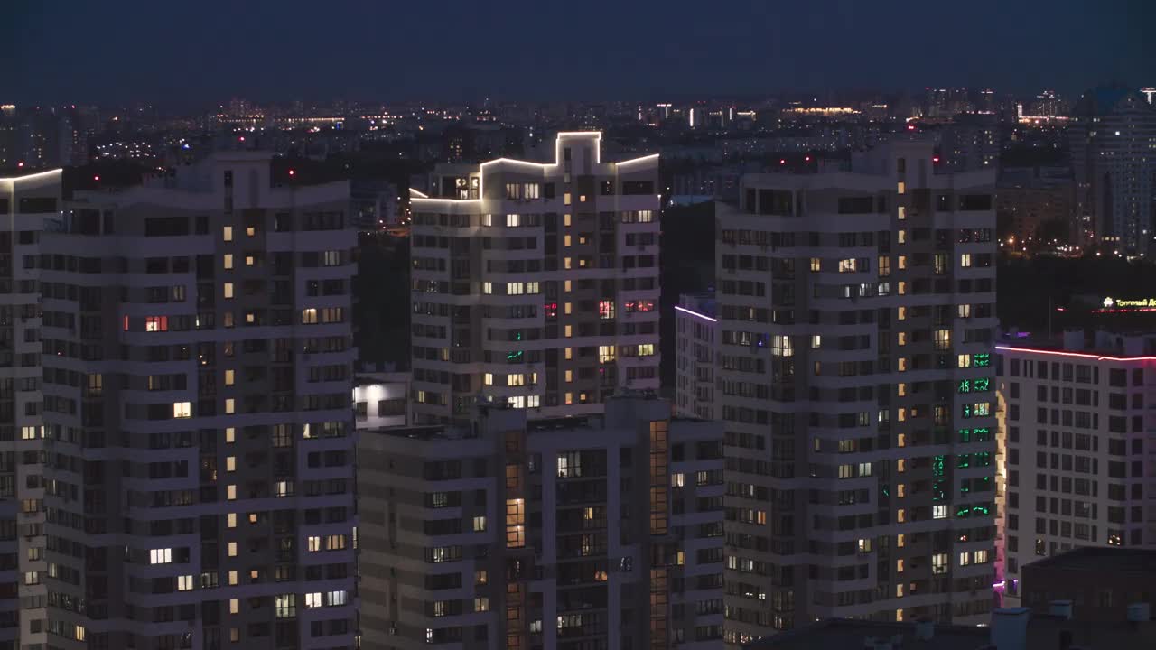 现代多层住宅。高架景观城市天际线。夜间灯光照明延时。城市夜景。未分级，佳能，C- Log, C- Log, Log