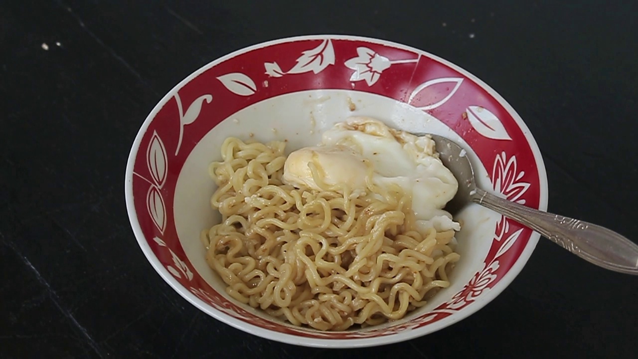 煮蛋炒面