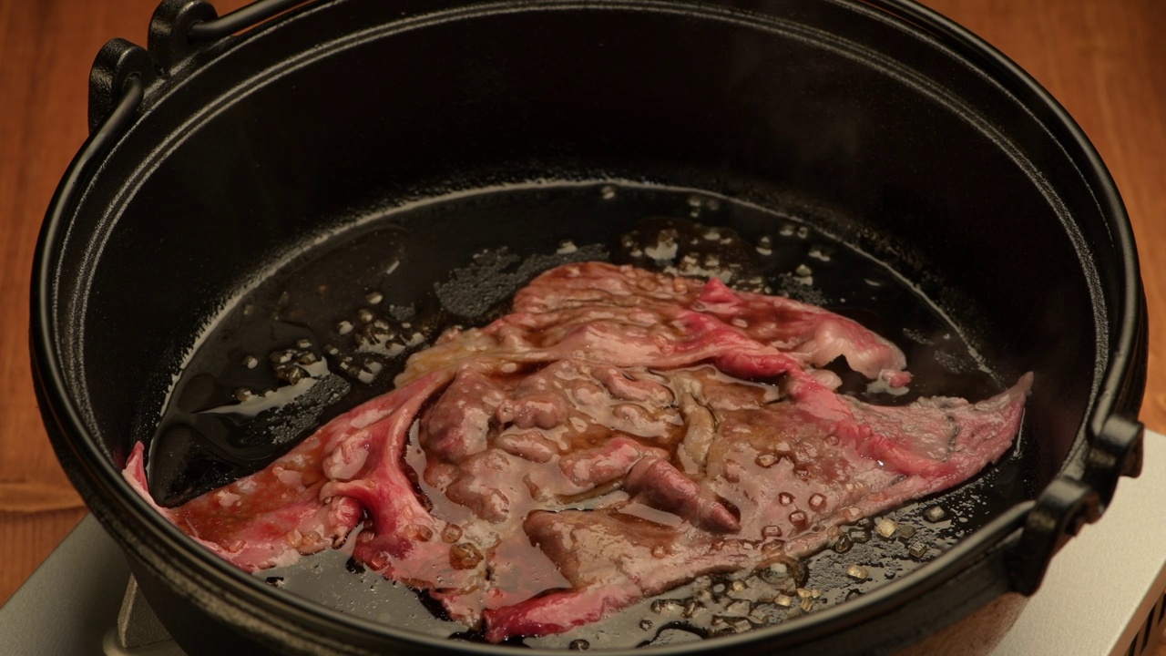 用烤牛肉做关西式寿喜烧