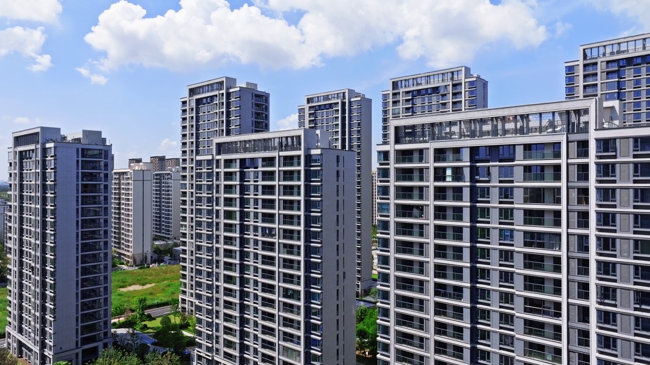 中国浙江省嘉兴市城市住宅区建筑景观鸟瞰图。