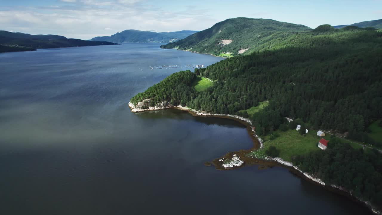 鸟瞰挪威山林峡湾的咸水海鱼养殖场