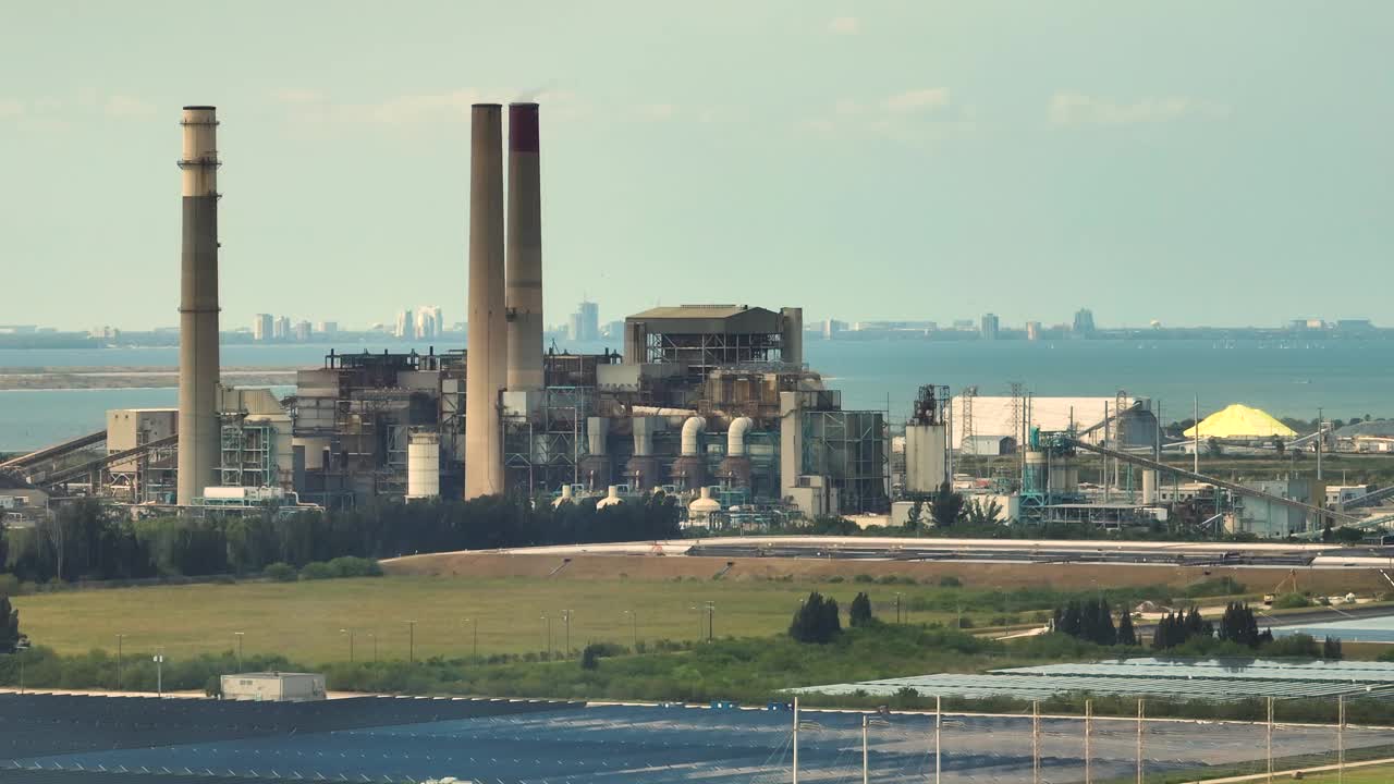 位于佛罗里达州坦帕市阿波罗海滩的大本德发电站的太阳能光伏板鸟瞰图。电能生产从化石燃料向可持续燃料过渡