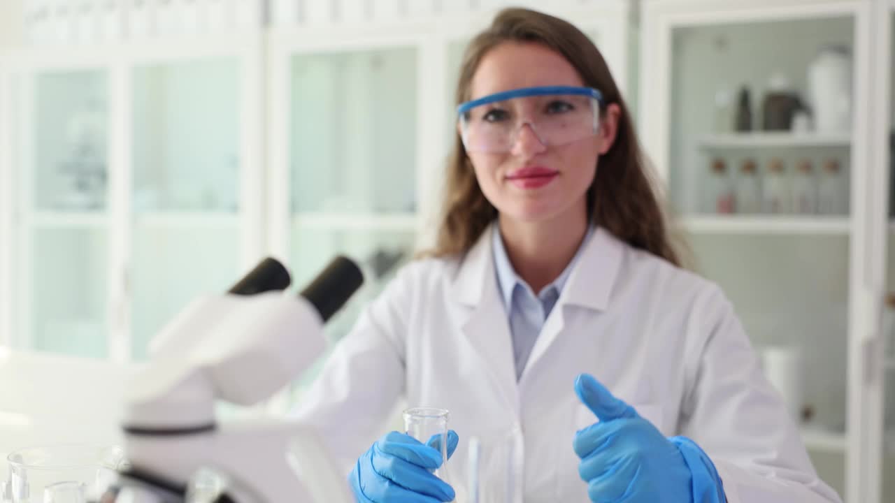 研究科学家用大拇指朝上的手势进行水污染测试