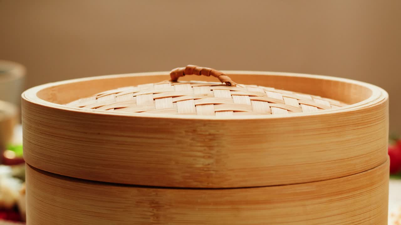 热饺子在蒸笼，传统的格鲁吉亚民族美食。Khinkali配肉。Khinkali在木板上的特写。